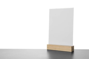 Beyaz arka planda gri masanın üzerinde menü tutucu var. Metin için boşluk