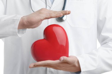 Kırmızı kalpli doktor, beyazda izole, yakın plan.