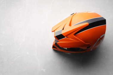 Açık gri yüzeyi olan modern motosiklet kaskı. Metin için boşluk