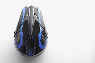 Beyaz arka planda şık motosiklet kaskı, üst manzara. Metin için boşluk