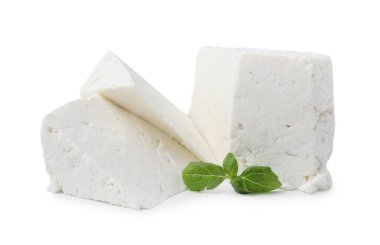Taze ricotta (krem peynir) ve fesleğen beyaza izole edilmiş.