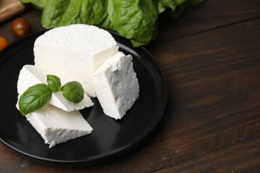 Taze ricotta (krem peynir) ve fesleğen, ahşap masada, yakın plan. Metin için boşluk