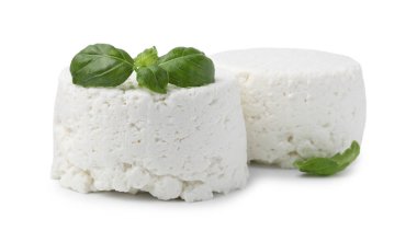Taze ricotta (krem peynir) ve fesleğen beyaza izole edilmiş.
