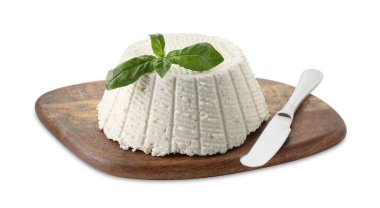 Lezzetli ricotta (krem peynir), fesleğen ve bıçak beyaza izole edilmiş.