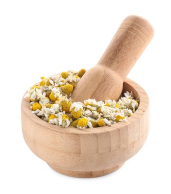 Havan topları ve papatya çiçekleri beyaza izole edilmiş.