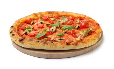 Beyaz üzerine izole edilmiş domates, mantar ve fesleğen ile nefis pizza.