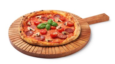 Salamlı, domatesli, mantarlı ve fesleğenli lezzetli pizza.