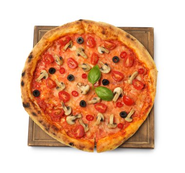 Domatesli, mantarlı, siyah zeytinli ve beyaz üzerine izole edilmiş fesleğenli lezzetli pizza.