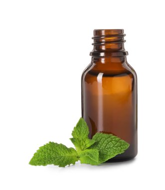 Beyaz üzerine izole edilmiş bir şişe yağ ve nane şekeri.
