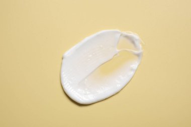 Soluk sarı arka planda yüz kremi, üst manzara