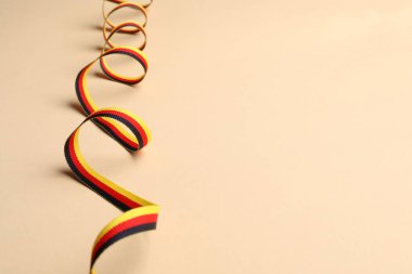 Bej arka planda Alman bayrağı renginde kurdele. Metin için boşluk