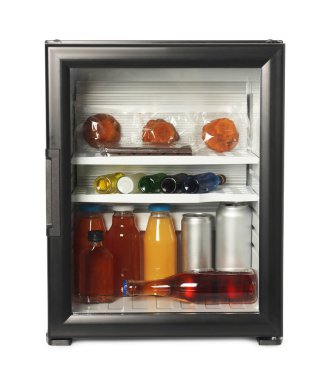 Mini buzdolabı, içecekler ve aperatifler beyaz üzerine izole.