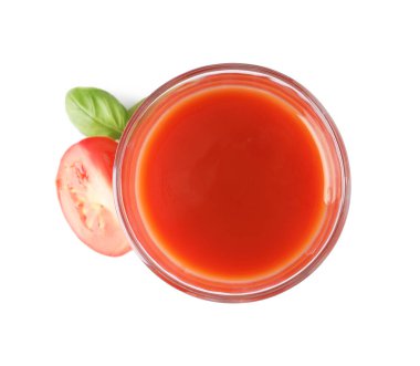 Bardakta leziz domates suyu, fesleğen ve taze sebze beyaza izole edilmiş, üst manzara.