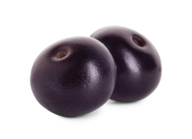Taze olgun acai üzümleri beyaza izole edilmiş.