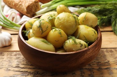 Tahta masada dereotlu kaynamış patatesler, yakın plan.