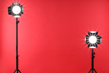Stüdyoda kırmızı fotoğraf ve profesyonel ışıklandırma ekipmanları