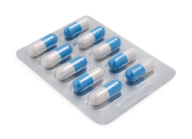 Kabarcıklardaki antibiyotik hapları beyaza izole edilmiş.