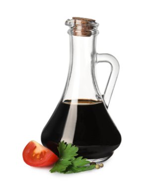 Cam sürahide balzamik sirke, maydanoz ve domates beyaza izole edilmiş.