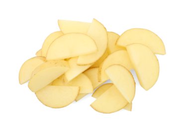 Yeni kesilmiş patates yığını beyaza izole edilmiş, üst manzara.