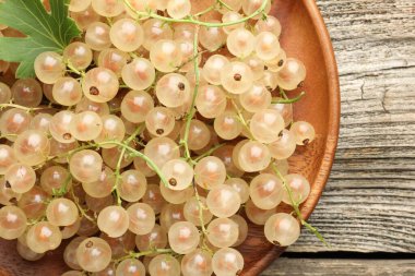 Taze üzümlü üzümler ve yeşil yaprak ahşap masada.