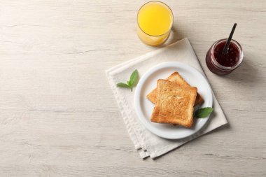 Ahşap masada servis edilen nefis tostlar, düz yatış. Metin için boşluk