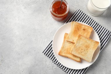 Masada servis edilen nefis tostlar, düz uzanma. Metin için boşluk