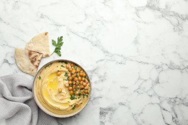 Zeytinyağlı nefis humus, beyaz mermer masa üzerinde nohut ve pide. Metin için boşluk