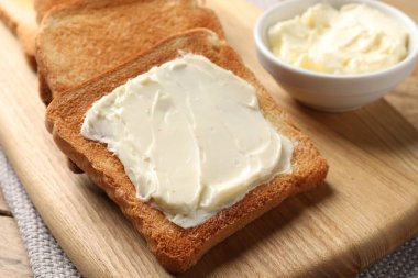 Masada tereyağlı lezzetli ekmek dilimleri, yakın plan.