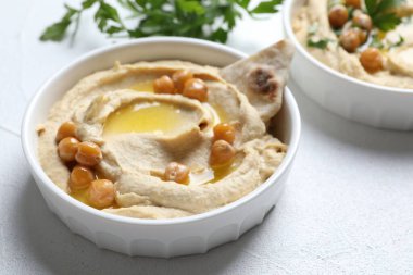 Zeytinyağlı enfes humus, nohut ve pide tabakta hafif dokulu masa.