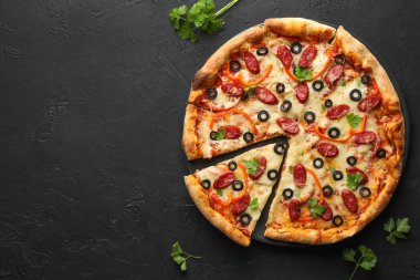 Kurutulmuş sosisli, zeytinli, biberli ve maydanozlu lezzetli pizza. Metin için boşluk