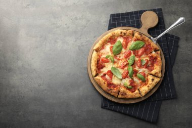 Gri masada nefis Margherita pizzası, üst manzara. Metin için boşluk