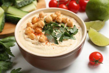 Kavanozda nohut ve ışık masasında taze ürünler, yakın plan.