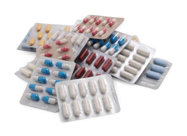Kabarcıklardaki farklı antibiyotik hapları beyaza izole edilmiş.