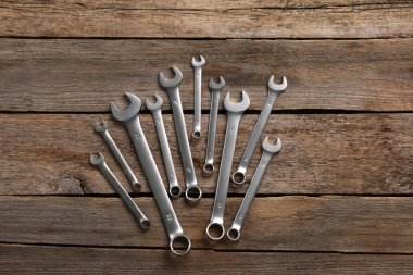 Birçok otomobil tamircisi aletleri ahşap masa, düz yatıyordu