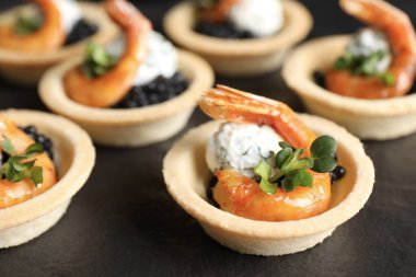 Karides ve siyah havyarlı nefis kanepeler, yakın plan.