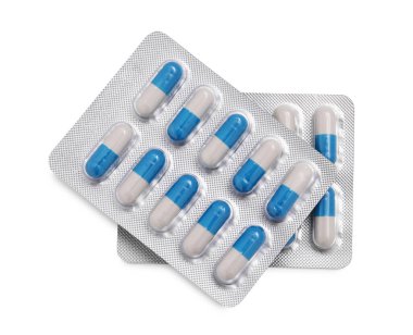 Kabarcıklardaki antibiyotik hapları beyaza izole edilmiş.
