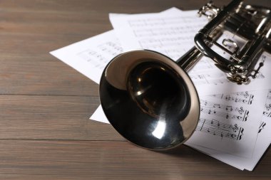 Borazan ve notaları ahşap masaya yapıştırılmış notalar, yakın plan. Metin için boşluk