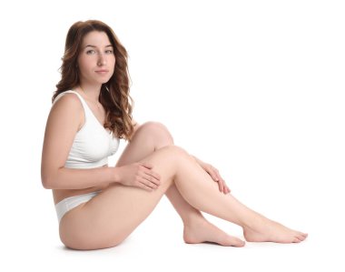 Beyaz arka planda poz veren ince vücutlu kadın.