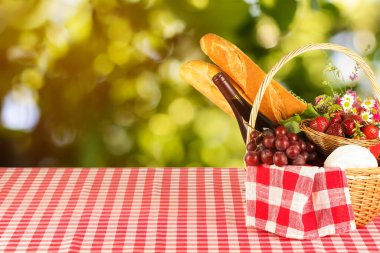 Piknik sepeti, içinde yiyecek ve şarap var. Metin için boşluk