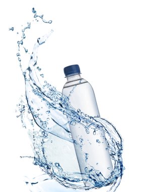 Bir şişe su ve beyaz arka planda havaya sıçrama.