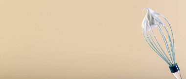 Koyu bej arka planda dövülmüş krem çırpılmış çırpma, yakın plan. Sancak tasarımı, metin için boşluk