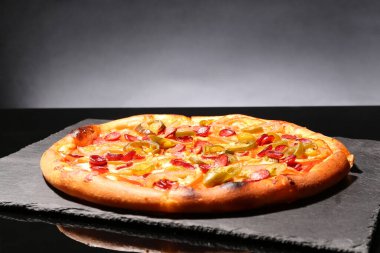 Lezzetli pizza Diablo tahtada gri arka planda