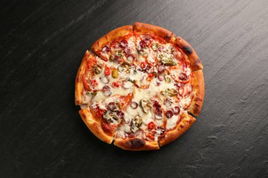 Lezzetli pizza Diablo koyu dokulu masa, üst manzara