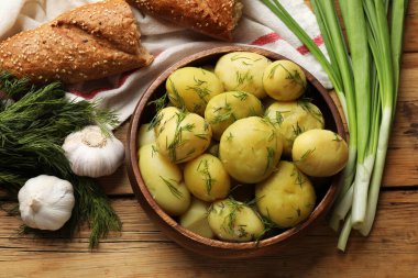 Tahta masada servis edilen kaynamış patatesler.