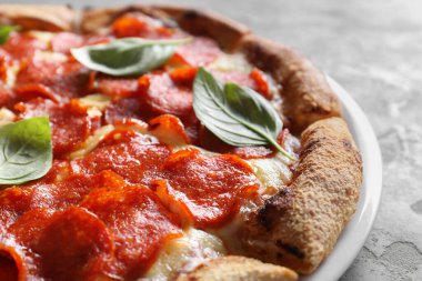 Lezzetli biberli pizza, fesleğenli, yakın plan.