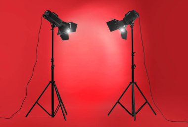 Stüdyoda kırmızı fotoğraf ve profesyonel ışıklandırma ekipmanları