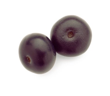 Taze olgun acai üzümleri beyaza izole edilmiş, üst manzara.