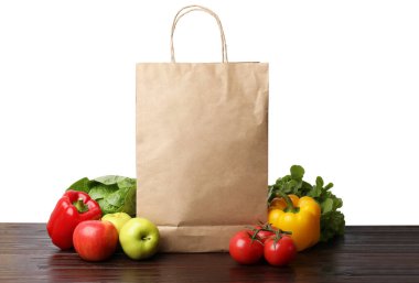 Vejetaryen ürünlerin teslimatı. Tahta masada farklı sebzeler, meyveler ve kese kağıtları.