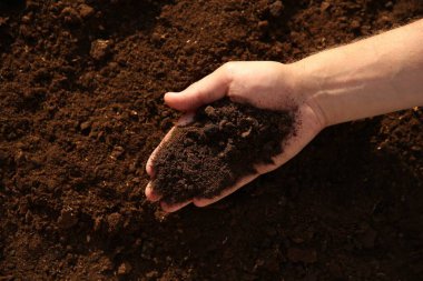 Dışarıdaki toprak yığınını tutan adam, üst manzara. Metin için boşluk