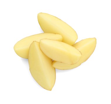 Yeni kesilmiş patates yığını beyaza izole edilmiş, üst manzara.